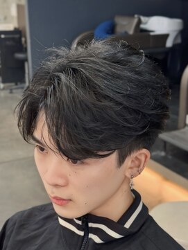 バース バイ ハピネス(BIRTH by happiness) 韓国へアカルマパーマワックスなしセンターパート黒髪ウルフ