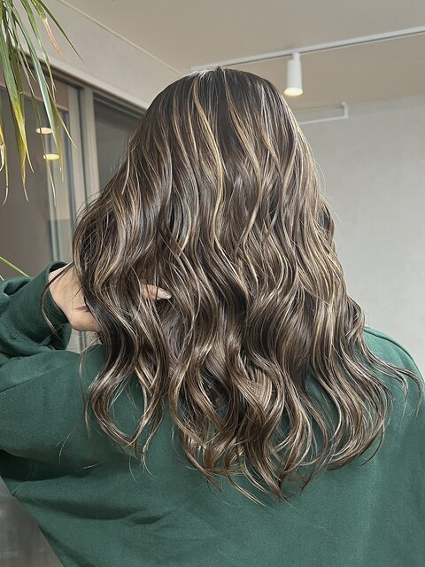 ロングヘア/ハイライトツヤ髪スタイル/透明感カラー