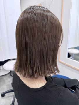 リル(liL) 赤味消しグレージュ外ハネミディアム