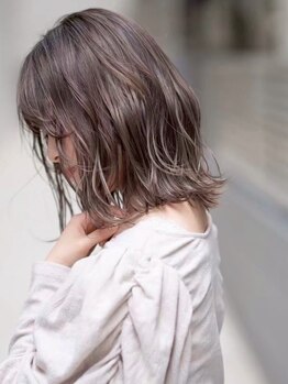 シロ(SiLO)の写真/さりげないのにかわいい♪やわらかい透明感カラー、ナチュラルなデザインカラーが大人気です★