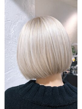 ロア インターナショナル 新宿店(LoA International) 【LoA】ホワイトカラー切りっぱなしボブレイヤーボブ