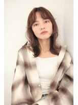 ファム(Fam) レイヤーミディアム　ウルフ　センターパート　ベージュ　代官山