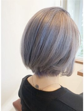 アジール(asile) シルバーヘアのミディアムボブ