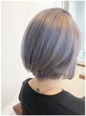シルバーヘアのミディアムボブ