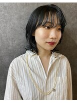 モーダアッカ(moda acca) ミディアムウルフ × くすみブルーカラー