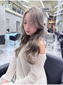 ホワイトグレージュ/レイヤーカット/ブリーチカラー