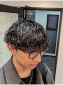 波巻きスパイラルパーマラウンドマッシュ刈り上げメンズ