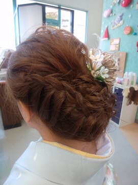 ウィット アンド ラファム Wit &La Famme エアリーシニヨンを片編み込みで。