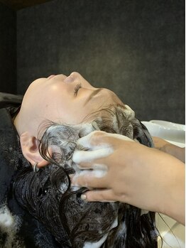 アトリエルタン 堺店(atelier Le Temps)の写真/スパニストが頭皮の凝りをしっかりともみほぐし、柔らかくして頭皮から健康的に◎皮脂・汚れもすっきり！