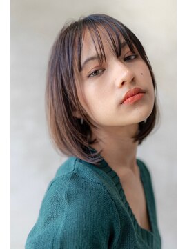 メゾンバイハバナ(maison by HAVANA) 大人かわいいフェザーバングカーキグレージュミディアムウルフ