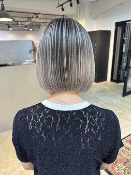 メリー オオサカ(Merly Osaka) 後ろ姿のカットラインが可愛い!ホワイトバレイヤージュ