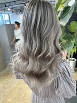 メリー オオサカ(Merly Osaka)&nbsp;ほぼハイトーンの馴染ませバレイヤージュ_white gray_