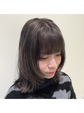 スタイル 茅ケ崎(STYLE) 【河野凜】顔周りレイヤー ミディアムウルフ シルバーグレー