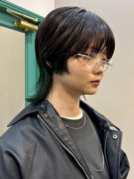 イギー(igggy) モスグリーンインナーカラー☆ミディアムウルフスタイル