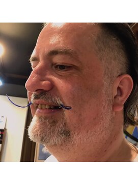 バーバー アカダマ フランス人ヘアー スタイリスト佐々木祐和