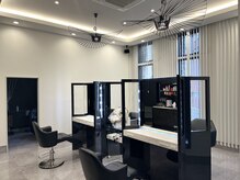 マテリアル(material)の雰囲気（洗礼された白と黒を基調としたデザイン）