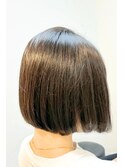 白髪を活かした自然なカラーとツヤ感で品良く仕上げる大人ボブ。