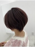 暗髪でも重くない、透明感ワインレッドショート