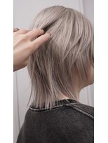 ヴァーディ オモテサンドウ(Vardy omotesando) white/ホワイト シルバー ハイトーン ウルフ 表参道ブリーチ