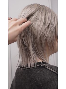 ヴァーディ オモテサンドウ(Vardy omotesando) white/ホワイト シルバー ハイトーン ウルフ 表参道ブリーチ