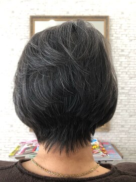 ヘアーアンドビューティーソレイユ エレガントに毛流れとひし形のフォルムカット