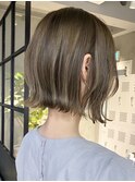 切りっぱなしボブ外ハネボブワンカラーオリーブベージュ