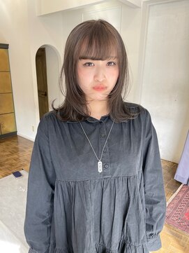 ヘアーアイスカルテット(HAIR ICI QUARTET) シルバーグレージュカラーミディアムレイヤー