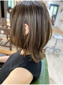 大人かわいいグレーベージュ細めハイライト外ハネボブウルフ