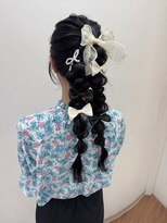 アカネ(Akane)&nbsp;お呼ばれヘアセット　ツインポニーアレンジ　10代 20代