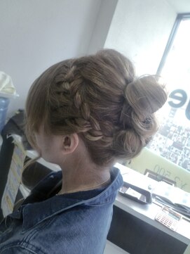 ヘアセットサロンエッジ(Edge) お祭り用　編込みゆるくしゃお団子