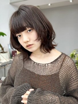 ヴェイン 渋谷(vain) 顔周りレイヤー ウルフカット 前髪ぱっつん 艶感 ブラウン