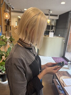 ローグ(Looog) ぱつっと切りっぱなしにブロンド