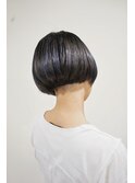襟足まで切り込んだボブにアクセントカラーで個性的に