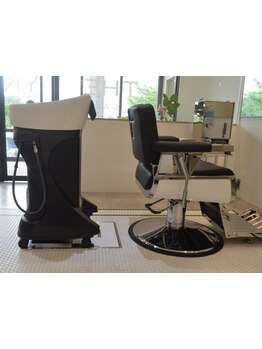 ビジュアル/座り心地の良いバーバーチェアと移動式のシャンプー台で席から移動せずに快適に過ごす事が可能!