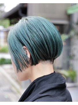 ヤイカ(YAYKA) グリーンが個性的なショート