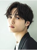 黒髪ツーブロックセンターパートフェザーパーマ
