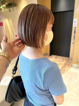 カミエ(kamie) ミルクティーベージュのツヤボブ × 上質なケア