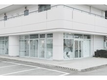 サキュウ ヘアーバイヴェリカ(サキュウ hair by velica)の雰囲気(白いステッカーが特徴)