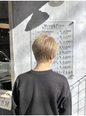 透明感ベージュの白髪ぼかし×大人上品な丸みショート