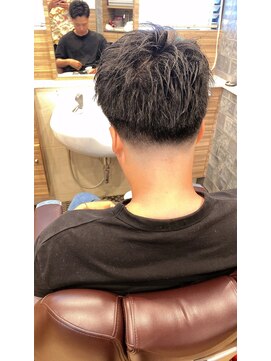 銀座マツナガ 神田店 20代30代40代メンズ刈り上げフェードスタイルかき上げ短髪