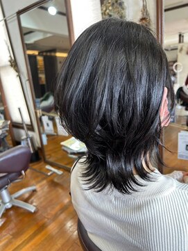 美容室 メザミー MESAMIES 小顔ミディアムウルフ 艶やか黒髪ブリーチなし