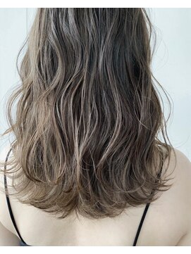 ノットバイベル 大宮(knot by belle) 立体感と透明感のある大人のハイライトシルバーカラー　大宮