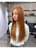 オレンジベージュ×バングなしストレートヘア