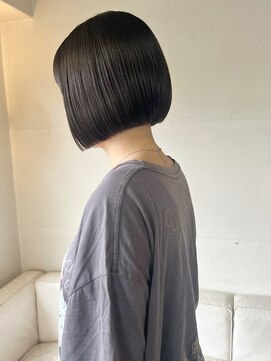 タヴィ(Tavi) 切りっぱなしボブ/黒髪ボブ/ワンレングスボブ/丸みボブ/大人ボブ