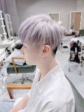 ホワイトシルバーラベンダー刈り上げマッシュ