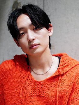 ライラ(Lyla) リバースパーマで作るセンターパートウルフ