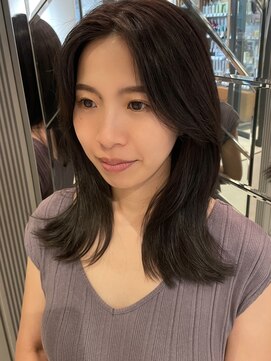 トリコ ショップアンドヘアサロン(tricot shop hair salon) お顔まわりレイヤー くびれミディアム センターパート