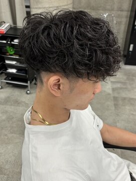 イーラ(era) 黒髪スパイラルパーマツーブロックマッシュ前下がり