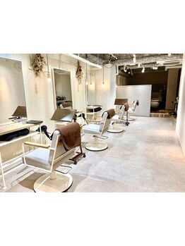 実力派スタイリストがお悩みや相談もしやすい環境作りを徹底！お客様の髪質に合わせた施術とお悩み改善へ。