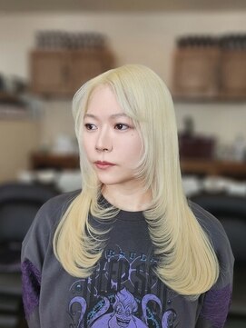 ミラシィ 成田(Mirashy) 抜きっぱなしブロンド×レイヤーカット